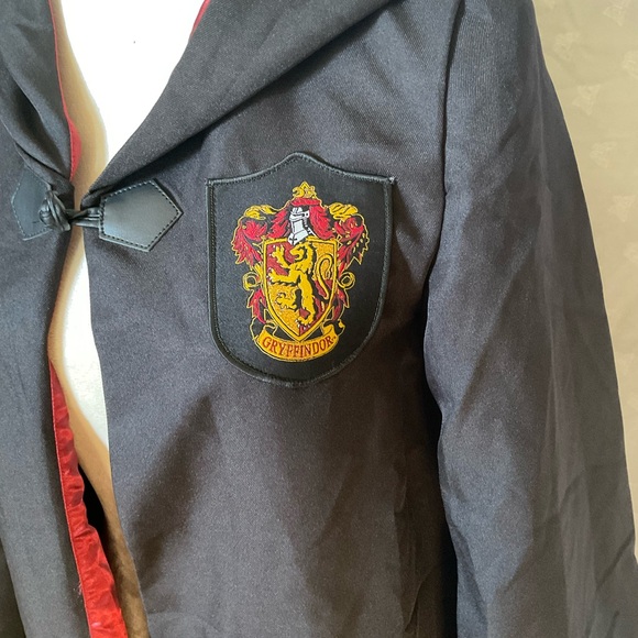 Kids Wizard Costume Robe with Griffindor Crest-Tie and Scarf included - Picture 2 of 12